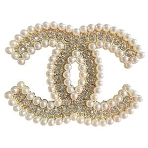 Chanel Gold Crystal CC Pearl Trimmed Brooch Winter Act II 2023 (CCXX023)